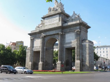 MADRID, İspanya - CRCA HAZİRAN 2015: Mermer kemer