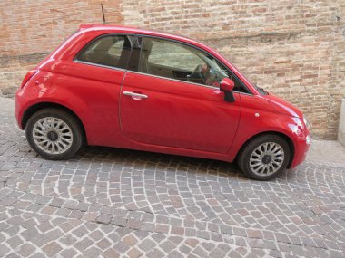 URBINO, İtalya - CRCA Nisan 2022: Kırmızı Fiat 500 araba