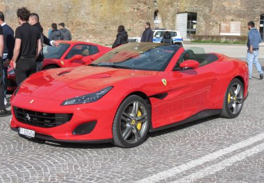 URBINO, İTALYA - CIRCA Nisan 2022: kırmızı Ferrari Portofino M car
