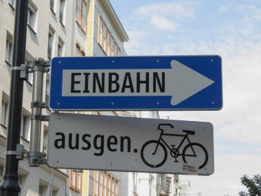 VIENNA, AUSTRIA - CIRCA SEPTEMBER 2021: Einbahn, tercümesi Tek Yönlü - ausgen, tercümesi hariç - düzenleyici işaretler, tek yönlü trafik işareti ve bisikletler hariç