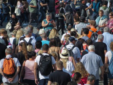 ROMA, İTALYA - CIRCA ECTOBER 2018: Roma, İtalya 'da halka açık bir alanda kalabalık