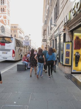 ROMA, İTALYA - CIRCA ECTOBER 2018: şehir merkezinde gezinen turistler