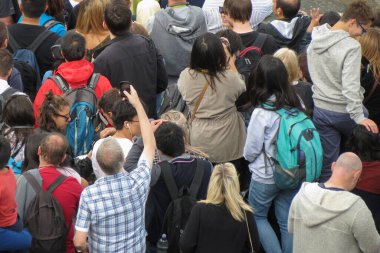 Edinburgh, İskoçya, İngiltere - yaklaşık Ağustos 2015: Royal Mile Edinburgh ana cadde üzerinde saçak sokak festivali kalabalık saatte insanlarda, kalabalık