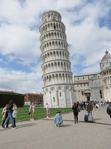 Pisa Italy Circa April 2022 Турист Тримає Башту Спирається Пізу — стокове фото