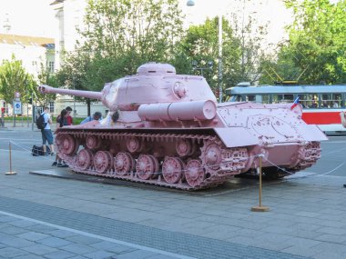 Brno, Çek Cumhuriyeti - Mayıs 2017 yaklaşık: pembe tank, tartışmalı parça çek sanatçı David Cerny tarafından 1991 yılında yayımlanan