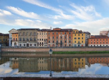 PISA, İtalya - CIRCA Nisan 2022: Lungarno tercümesi Arno nehir kıyısı