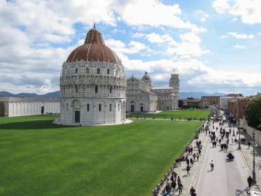 PISA, ITALY - CIRCA Nisan 2022: Hüküm Katedrali 'nden Aziz Mary, vaftiz ve yaslı kule (Torre di Pisa)