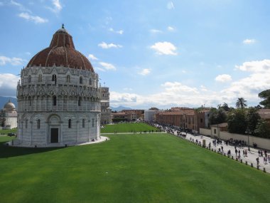 PISA, ITALY - CIRCA Nisan 2022: Hüküm Katedrali 'nden Aziz Mary, vaftiz ve yaslı kule (Torre di Pisa)