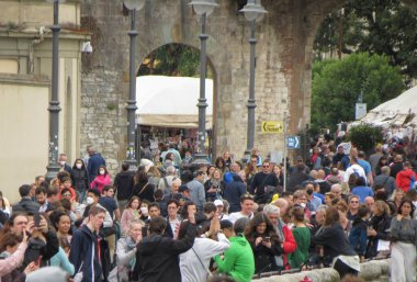 PISA, İTALYA - CRCA Nisan 2022: Katedralin yanında büyük bir kalabalık