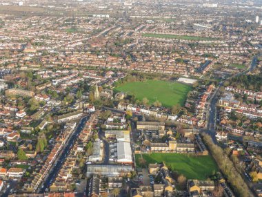 Londra üzerinde gökyüzünde uçan bir uçaktan havadan görünümü