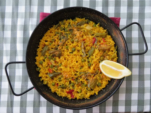 Vegan paella valenciana, Valencia, İspanya 'dan geleneksel pirinç yemeği.