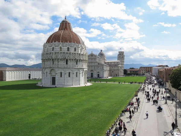 PISA, ITALY - CIRCA Nisan 2022: Hüküm Katedrali 'nden Aziz Mary, vaftiz ve yaslı kule (Torre di Pisa)