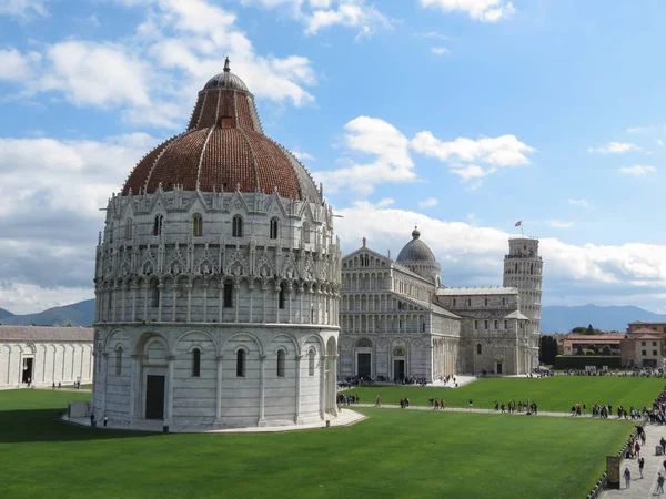 PISA, ITALY - CIRCA Nisan 2022: Hüküm Katedrali 'nden Aziz Mary, vaftiz ve yaslı kule (Torre di Pisa)