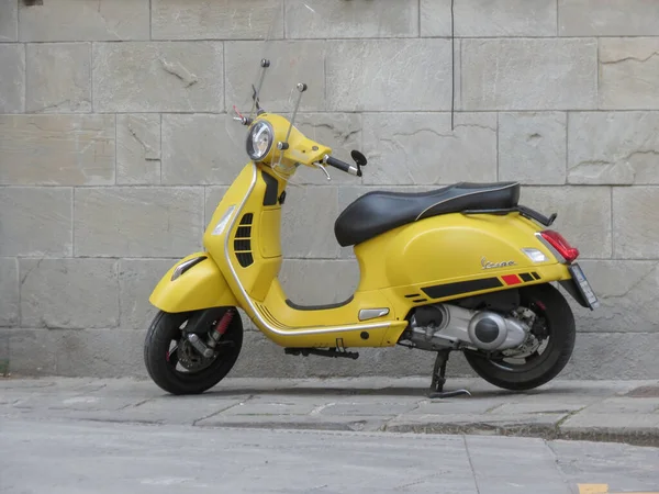 Pisa Olaszország Circa Április 2022 Sárga Olasz Vespa Robogó Motorkerékpár — Stock Fotó