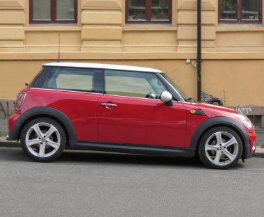 Oslo, Norveç - Ağustos 2017: beyaz çatılı kırmızı Mini Cooper araba