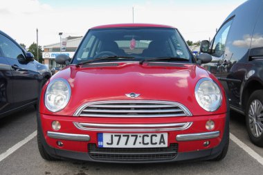 York, İngiltere - yaklaşık Ağustos 2015: kırmızı Mini Cooper araba (yeni model 2013 itibaren üretilen,)
