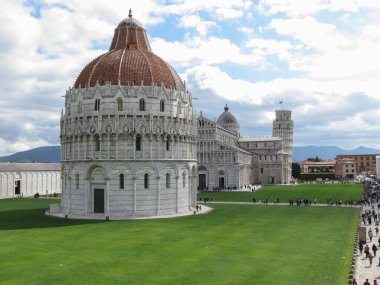 PISA, ITALY - CIRCA Nisan 2022: Hüküm Katedrali 'nden Aziz Mary, vaftiz ve yaslı kule (Torre di Pisa)