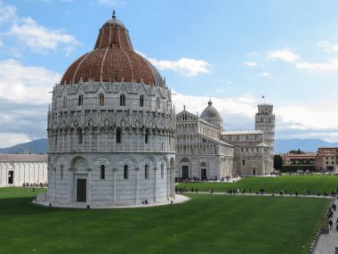 PISA, ITALY - CIRCA Nisan 2022: Hüküm Katedrali 'nden Aziz Mary, vaftiz ve yaslı kule (Torre di Pisa)