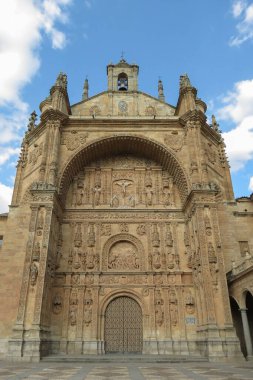 İspanya, Salamanca 'da yüksek dekore edilmiş katedral kapısı