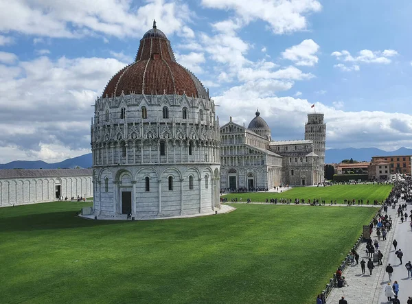 PISA, İtalya - CIRCA Nisan 2022: Hüküm Katedrali St Mary, Baptistery ve eğik kulesiyle