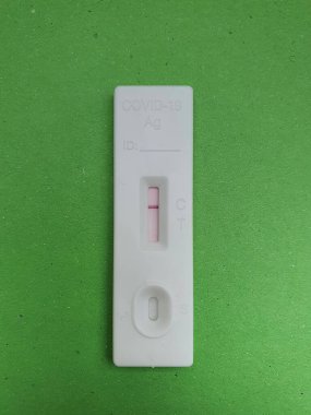 Negatif bir Covid-19 antijen hızlı test kaseti.