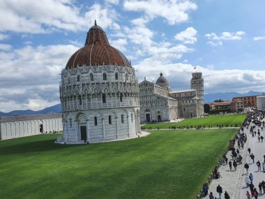 PISA, İtalya - CIRCA Nisan 2022: Hüküm Katedrali St Mary, Baptistery ve eğik kulesiyle