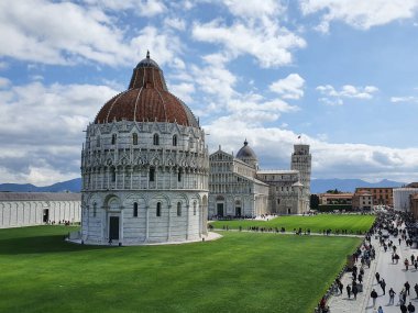 PISA, İtalya - CIRCA Nisan 2022: Hüküm Katedrali St Mary, Baptistery ve eğik kulesiyle