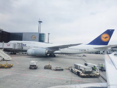 FRANKFURT AM MAIN, GERMANY - CRCA Nisan 2022: Lufthansa Boeing 747 Havaalanında park etmiş yeni nesil motorlar