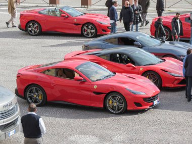 URBINO, İtalya - CIRCA Nisan 2022: Ferrari arabaları şehir merkezine park edildi