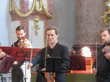 LITOMYSL, CZECH REPUUBLIC - CRCA HAZİRAN 2022: Smetana Litomysl Festivali 'nde kemancı Josef Spadek