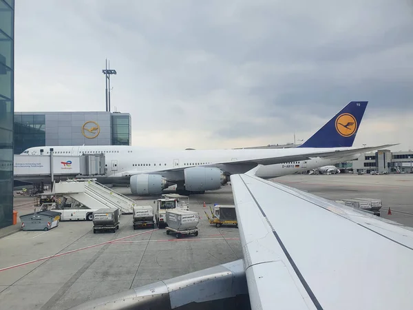 Frankfurt Main Germany Circa April 2022 汉莎航空公司波音747 装有新一代发动机 停放在机场 — 图库照片
