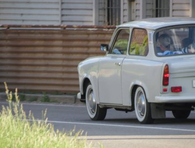 PRAG, CZECH Cumhuriyet - CRCA HAZİRAN 2022: yolda beyaz Trabant arabası kapalı