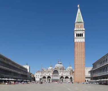 VENICE, İtalya - CIRCA Temmuz 2022: Piazza San Marco çeviri St. Mark Meydanı St. Mark Katedrali Bazilikası