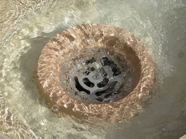 Rejilla Canalón Drenaje Para Recogida Agua Lluvia Una Fuente — Foto de Stock