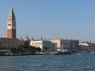 VENICE, İtalya - CIRCA HAZİRAN 2022: The Doge Palace ve San Marco Meydanı 'ndaki San Marco çan kulesi