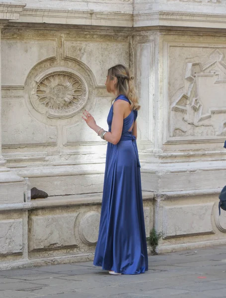 Venecia Italia Circa Septiembre 2022 Retrato Una Mujer Elegantemente Vestida — Foto de Stock