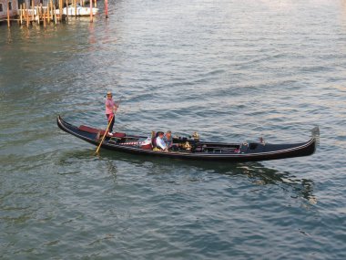 VENICE, İTALYA - CIRCA Eylül 2022: Bir gondolda evlilik teklifi