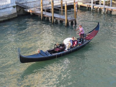 VENICE, İTALYA - CIRCA Eylül 2022: Bir gondolda evlilik teklifi