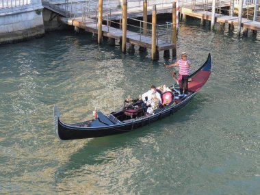 VENICE, İTALYA - CIRCA Eylül 2022: Bir gondolda evlilik teklifi