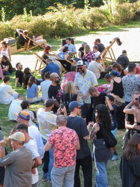 SANTIAGO DE COMPOSTELA, İSPAN - CRCA EYLÜL 2022: Açık havada tekno bir partide kalabalık toplanıyor