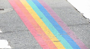 Caddeye gökkuşağı renginde LGBTQ bayrağı boyanmış