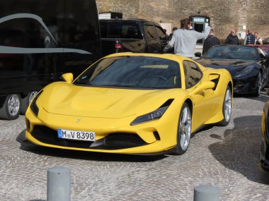 URBINO, İtalya - SİRKA EYLÜL 2022: Sarı Ferrari F8 Spider Car