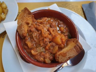 Ribollita; ekmek, cannellini fasulyesi, havuç, lahana, fasulye, gümüşpancar, lahana, lahana ve soğan içeren ekmek ve sebzelerden yapılan bir Toskana çorbasıdır.