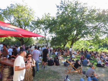 SANTIAGO DE COMPOSTELA, İSPAN - CRCA EYLÜL 2022: Açık havada tekno bir partide kalabalık toplanıyor