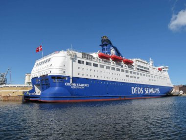 OSLO, NORway - CIRCA SEPTEMBER 2022: Norveç DFDS Crown Seaways yolcu gemisi limana demir attı