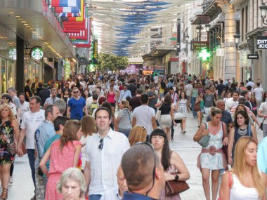 MADRID ŞEHRİ, İSPAN - CRCA HAZİRAN 2015: Halka açık alandaki kalabalık (Calle de Preciados)