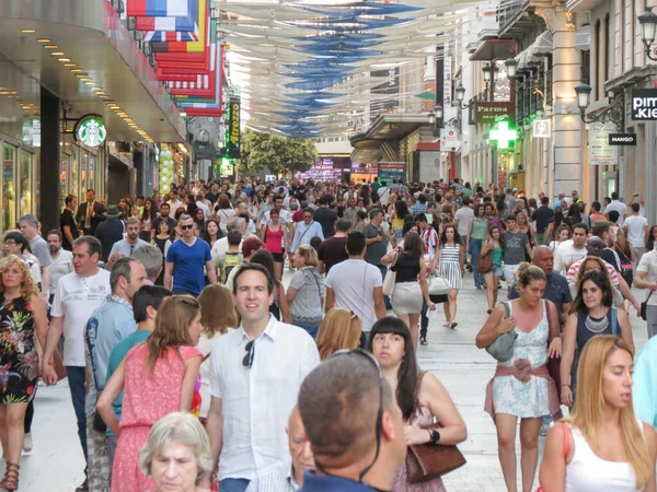 MADRID ŞEHRİ, İSPAN - CRCA HAZİRAN 2015: Halka açık alandaki kalabalık (Calle de Preciados)