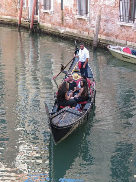 Venedig Italien Circa Juni 2022 Gondelfahrt Mit Touristen Venedig — Stockfoto