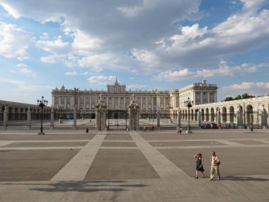 MADRID, İspanya - CRCA HAZİRAN 2015: Madrid Kraliyet Sarayı (Palacio Real de Madrid)