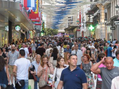 MADRID, SPAIN - CIRCA HAZİRAN 2015: Halka açık alanda kalabalık (Calle de Preciados)